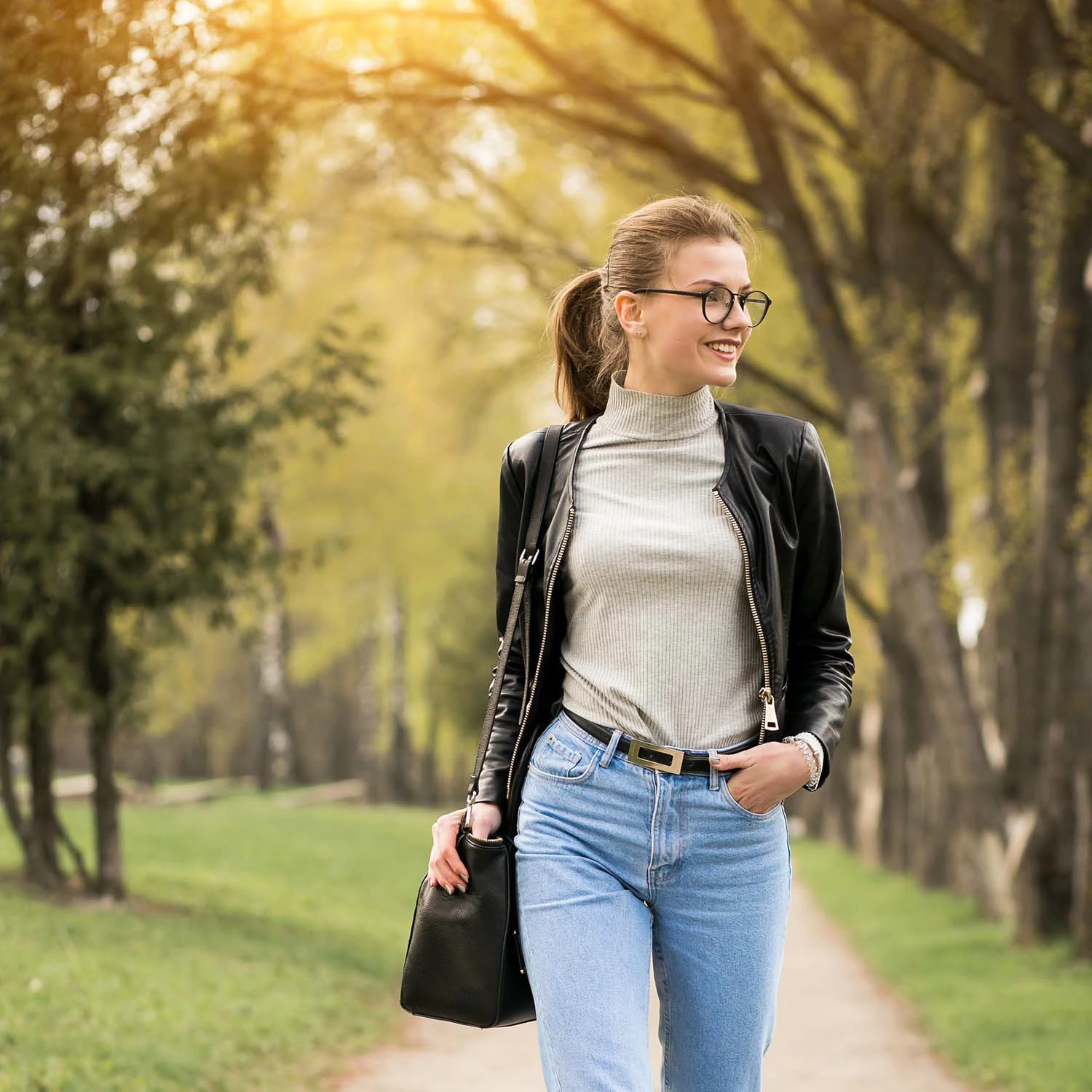 Une femme porte des bas de contention du Foot Care Center by Spronken Orthopedie lors d'une promenade en forêt.