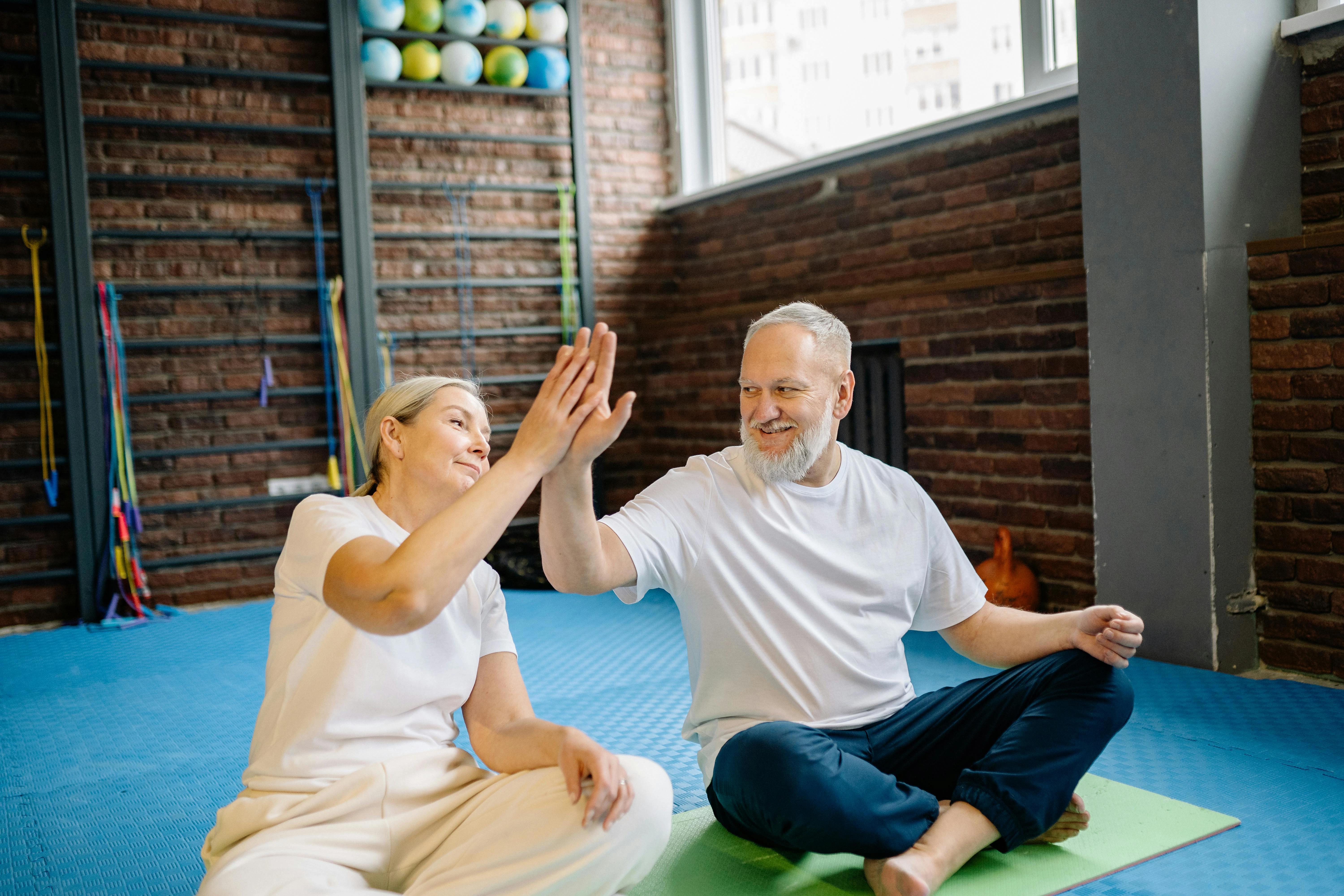 2 klanten van FOot Care Center by Spronken Orthopedie lachend in gymzaal 