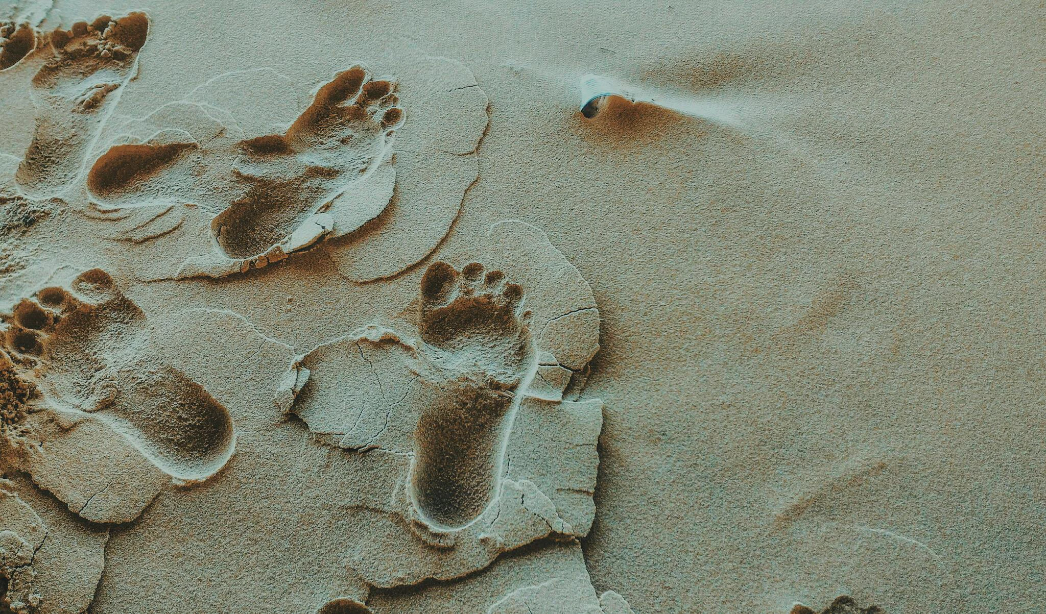 Empreinte d'un patient du Foot Care Center sur une plage en Belgique