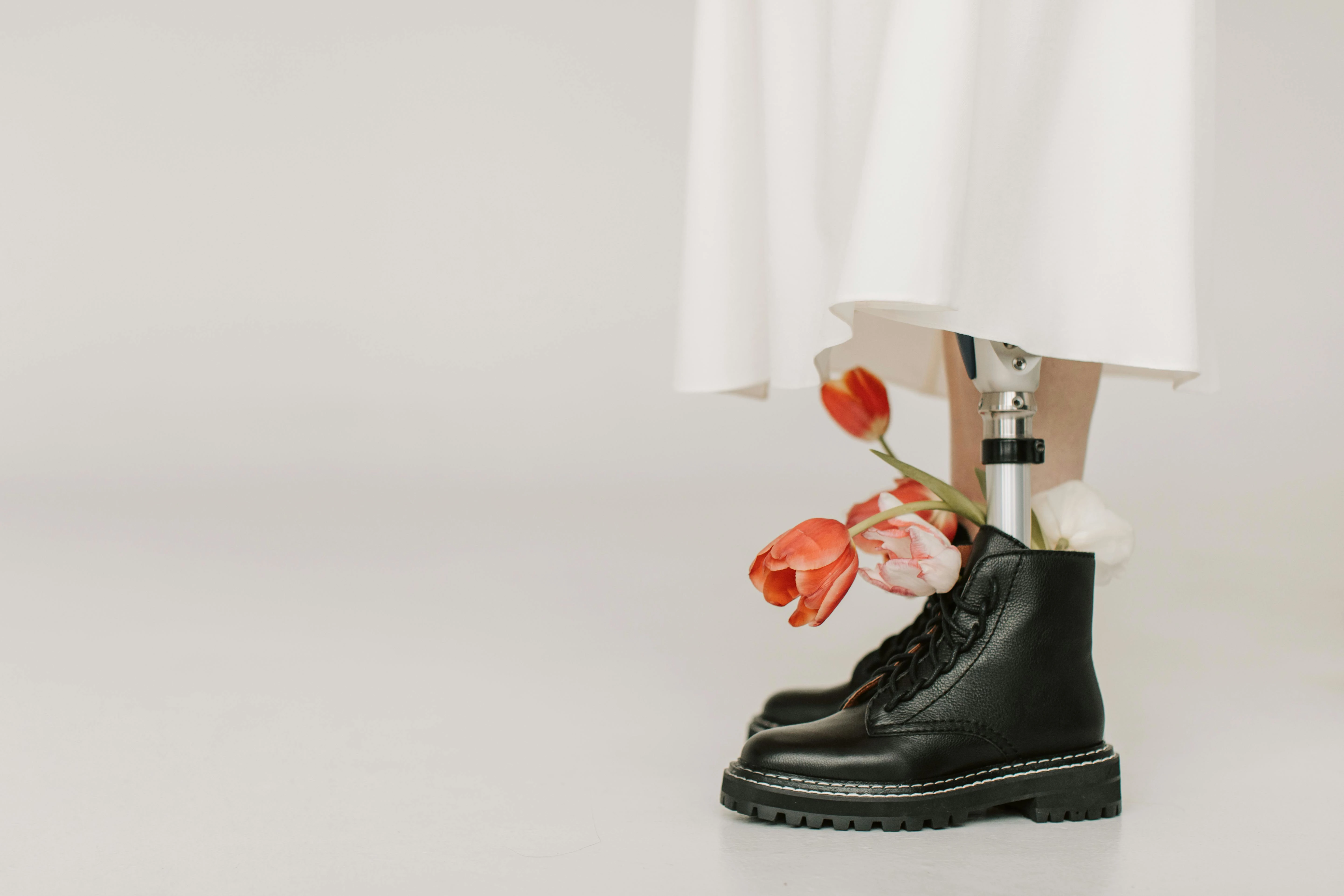 Prothèse de jambe féminine avec chaussures et fleur