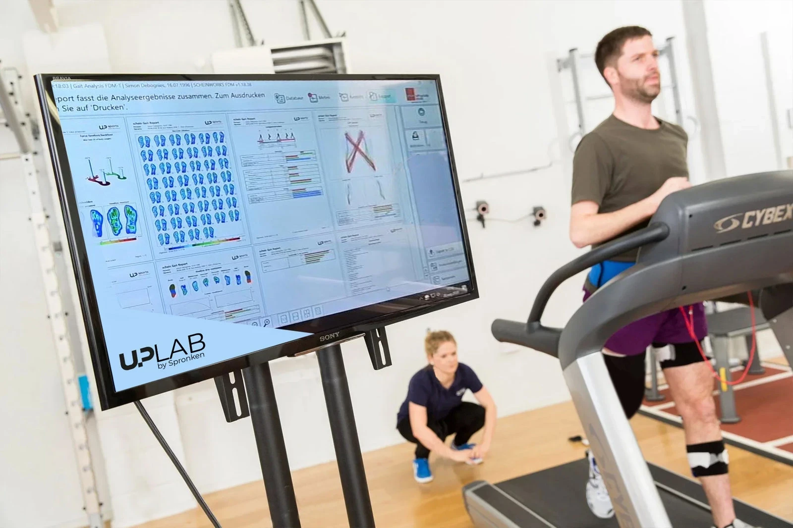 Un homme marche sur un tapis roulant lors d'une analyse gratuite de la démarche au Foot Care Center by Spronken Orthopedie (UPLab)