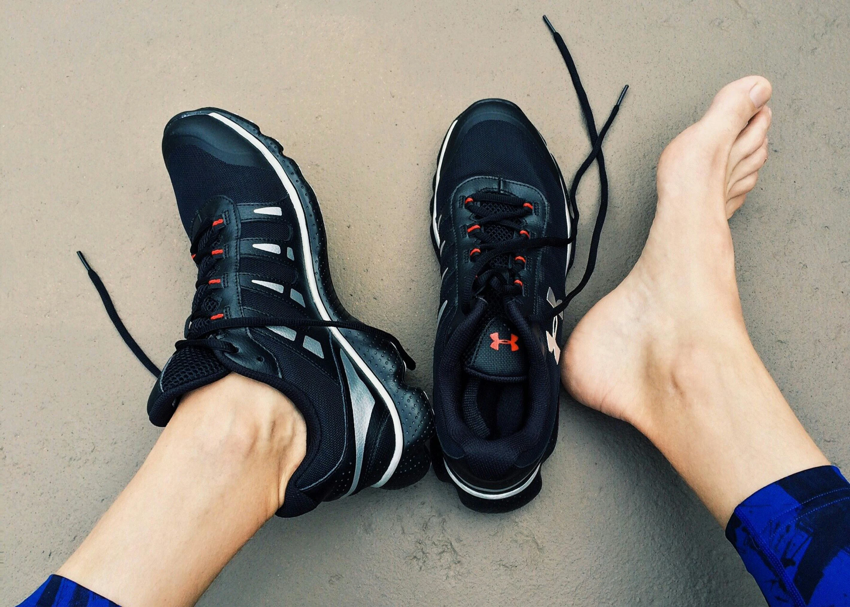 Chaussures pour homme souffrant d'hallux valgus, qui s'est tourné vers le Foot Care Center by Spronken Orthopedie en Belgique pour trouver une solution