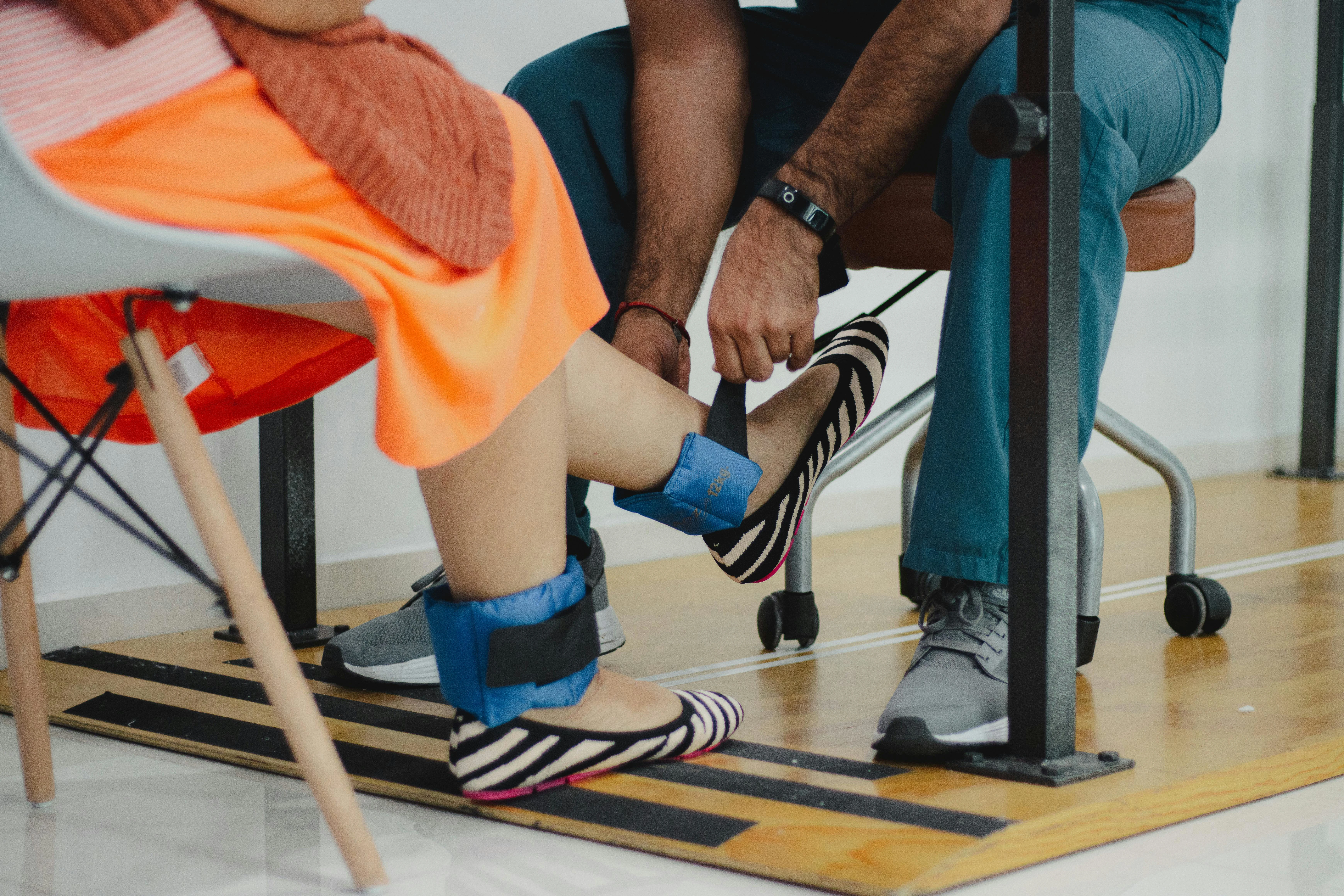 Pieds de femmes portant des chaussures à enfiler et des ballerines chez Foot Care Center by Spronken Orthopedie, avec de bons orthopédistes