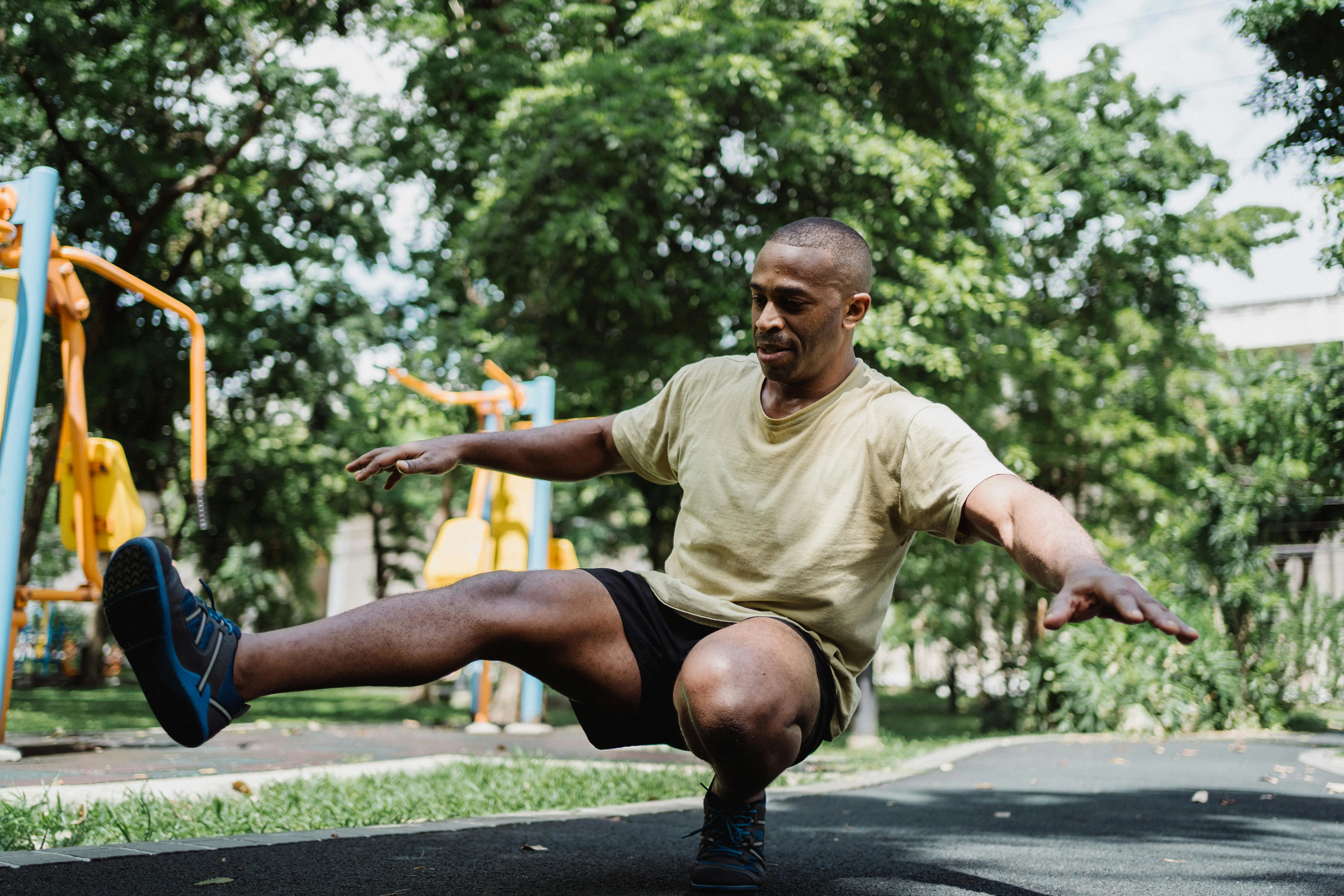 Un homme faisant du sport dans un parc avec des chaussures de sport orthopédiques chez Foot Care Center by Spronken Orthopedie en Belgiq