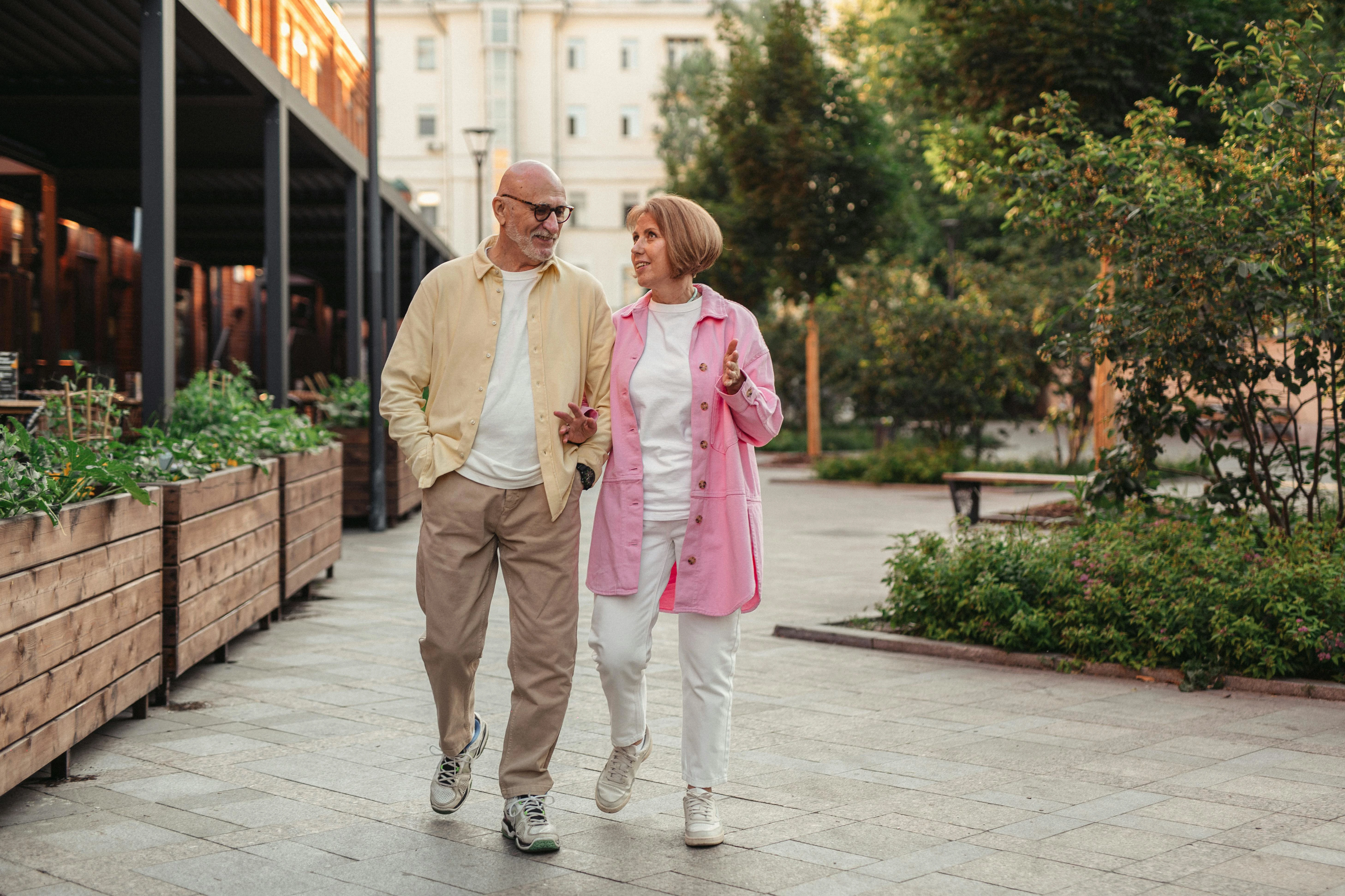 Man en vrouw wandelend met een voorvoetprothese van Spronken Orthopedie