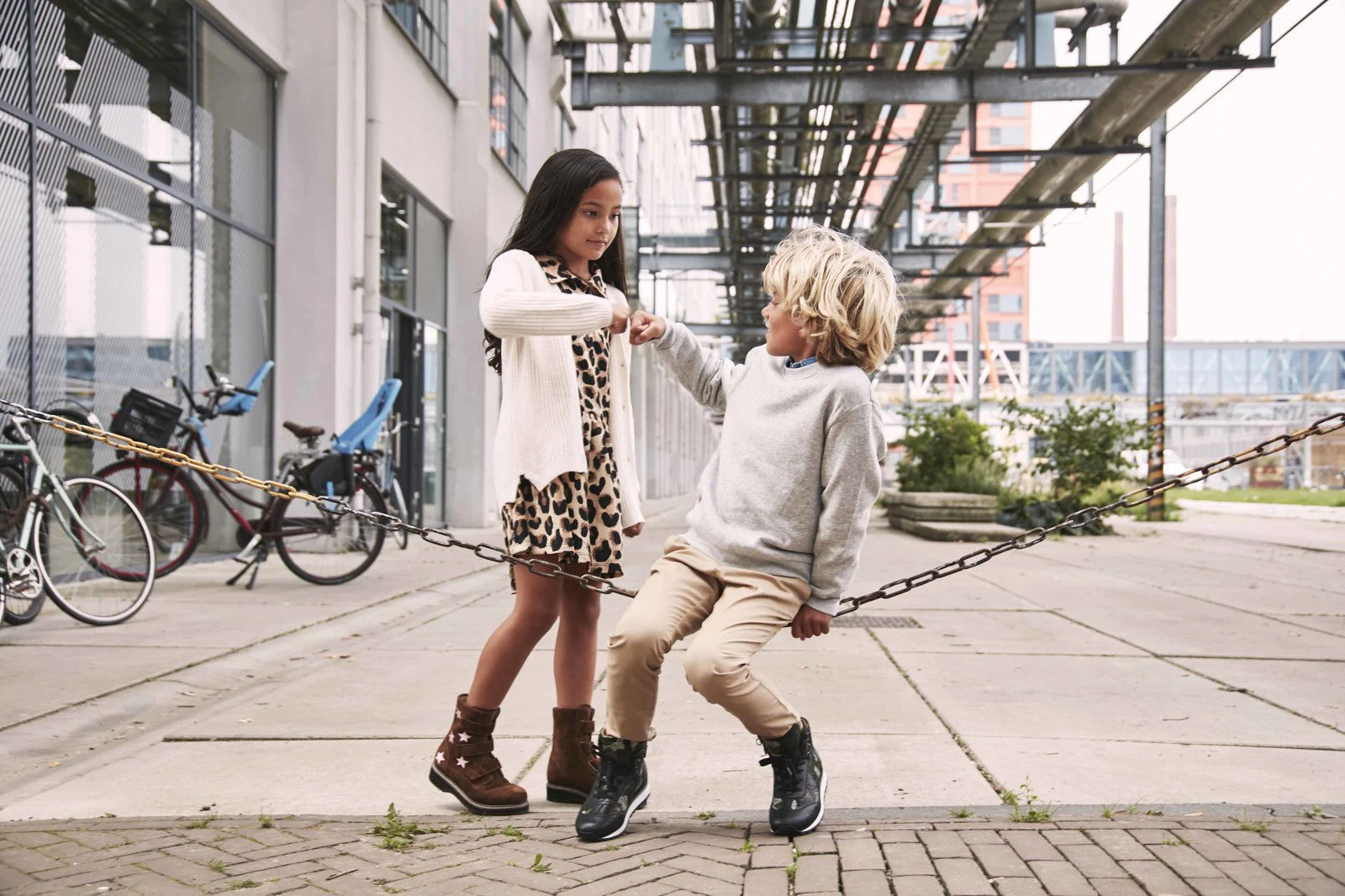 Des enfants dans la rue portant des chaussures orthopédiques pour enfants du Foot Care Center by Spronken Orthopedie
